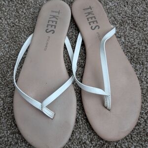 TKEES white flip flops 8M